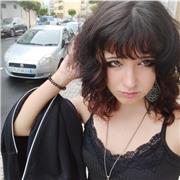 Profesora de lengua castellana y literatura pero también apta para cualquier materia enfocada a las humanidades y artes.